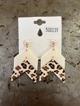 Load image into Gallery viewer, Beaded/clay earrings