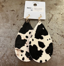 Load image into Gallery viewer, Beaded/clay earrings