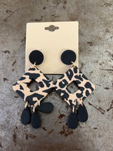 Load image into Gallery viewer, Beaded/clay earrings