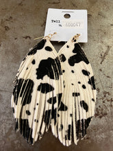 Load image into Gallery viewer, Beaded/clay earrings