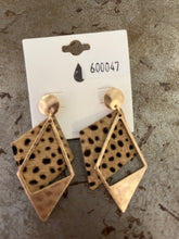 Load image into Gallery viewer, Beaded/clay earrings