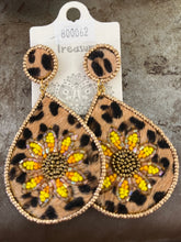 Load image into Gallery viewer, Beaded/clay earrings