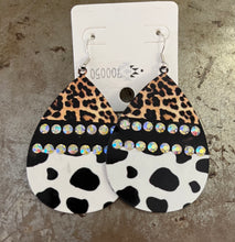 Load image into Gallery viewer, Beaded/clay earrings