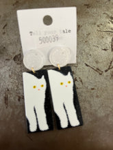 Load image into Gallery viewer, Beaded/clay earrings