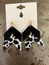 Load image into Gallery viewer, Beaded/clay earrings