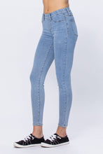 Load image into Gallery viewer, Lt blue pull on skinny jegging
