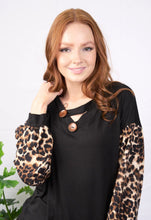 Load image into Gallery viewer, Button detail leopard sleeve top
